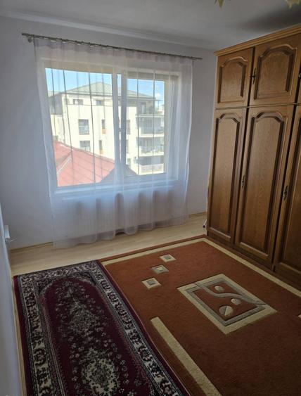 Apartament cu 3 camere semidecomandat în Florești