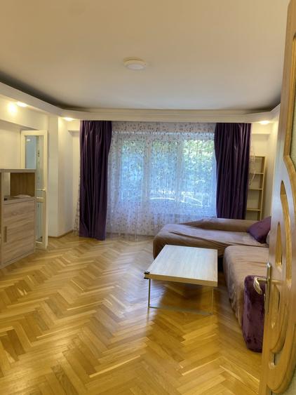 Apartament cu 3 camere decomandat, mobilat în Decebal