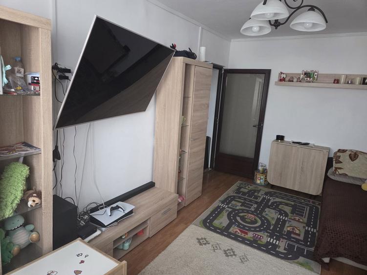 Apartament cu 2 camere semidecomandat în Craiovița Nouă