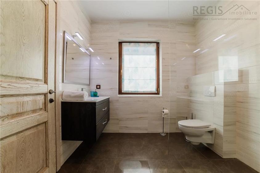 Casă cu 5 camere cu Teren 808 Mp în Noua