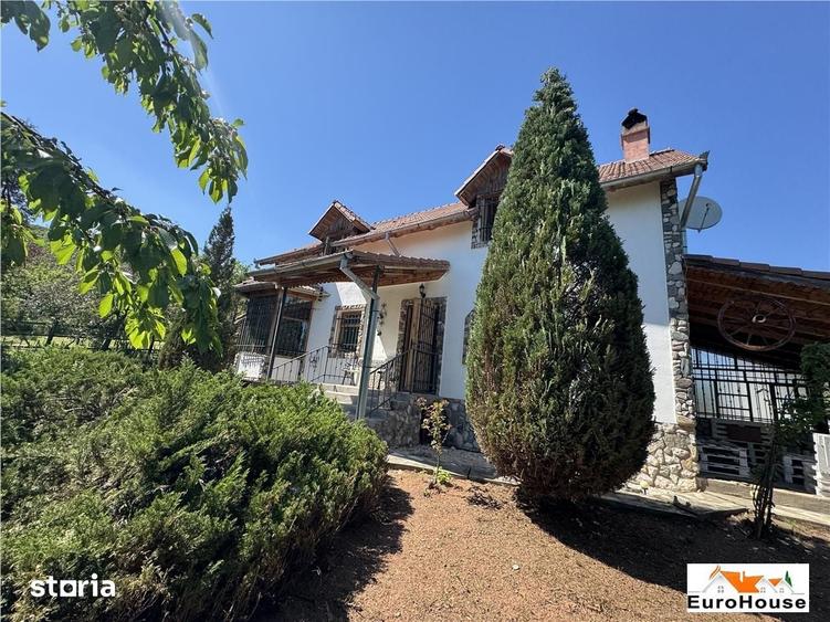 Casă cu 4 camere cu Teren 2700 Mp în Central