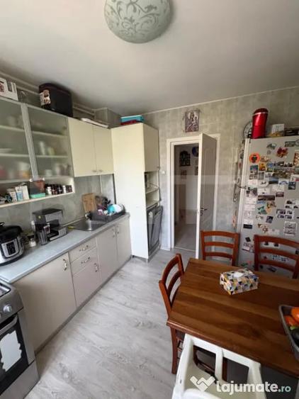 Apartament cu 4 camere decomandat în Central