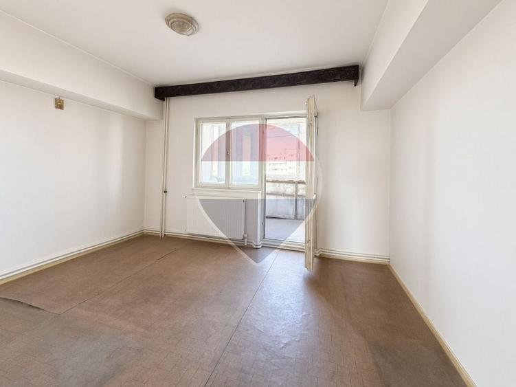 Apartament cu 3 camere decomandat în Trocadero