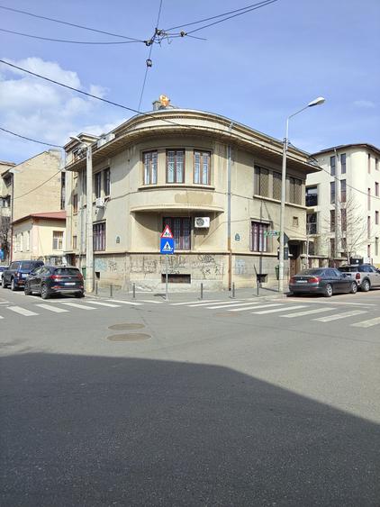 Apartament cu 3 camere semidecomandat în Știrbei Vodă