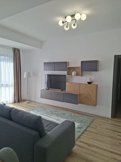 Apartament cu 3 camere semidecomandat în Calea Călărașilor