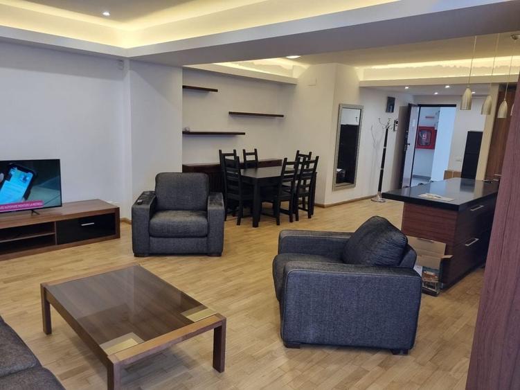 Apartament cu 3 camere decomandat în Polonă