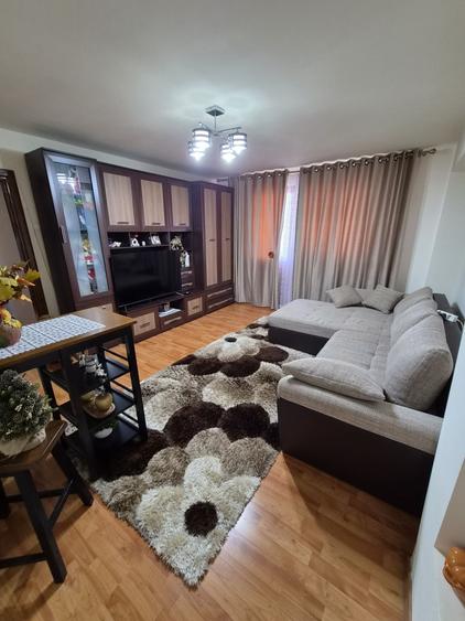 Apartament cu 3 camere decomandat în Teilor
