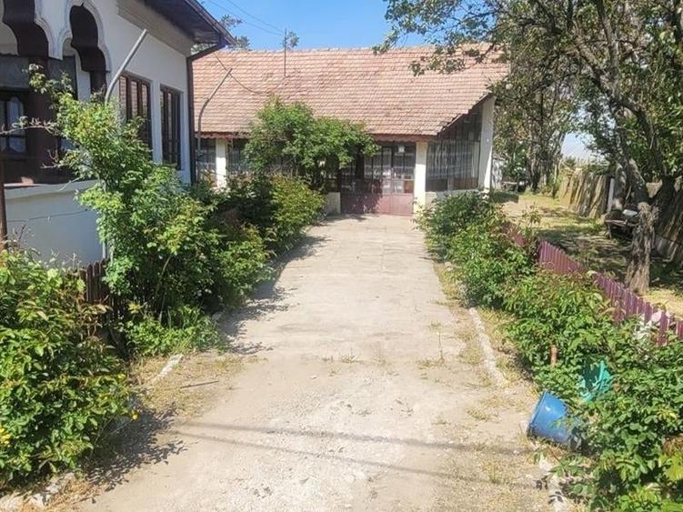 Casă individuală cu 4 camere cu Canalizare în Teasc
