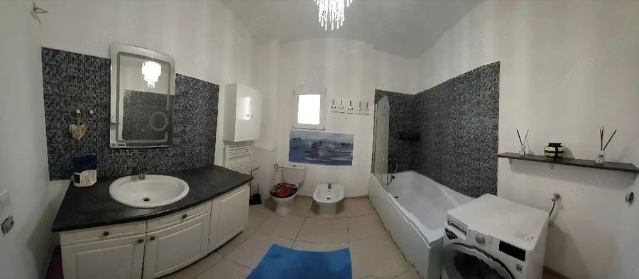 Casă cu 9 camere cu Teren 1500 Mp în Sud