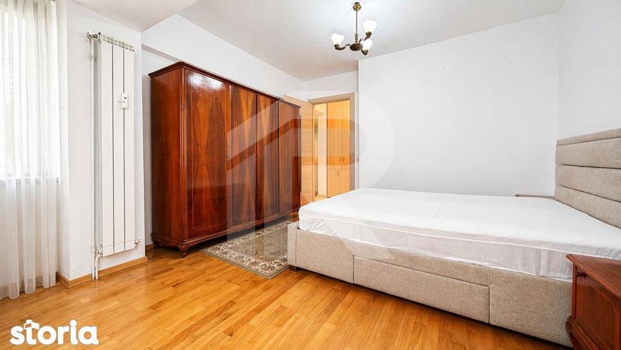 Apartament cu 3 camere, mobilat în Tei