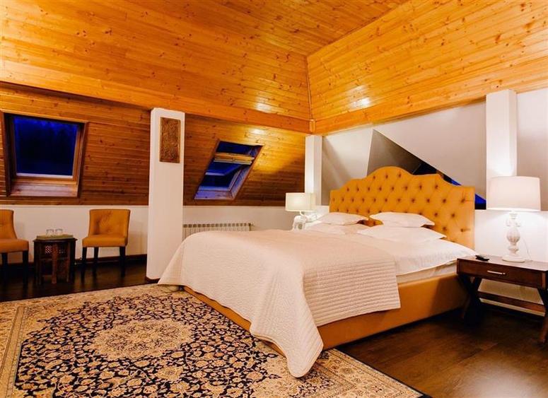 Casă cu 8 camere cu Teren 1200 Mp în Moroieni