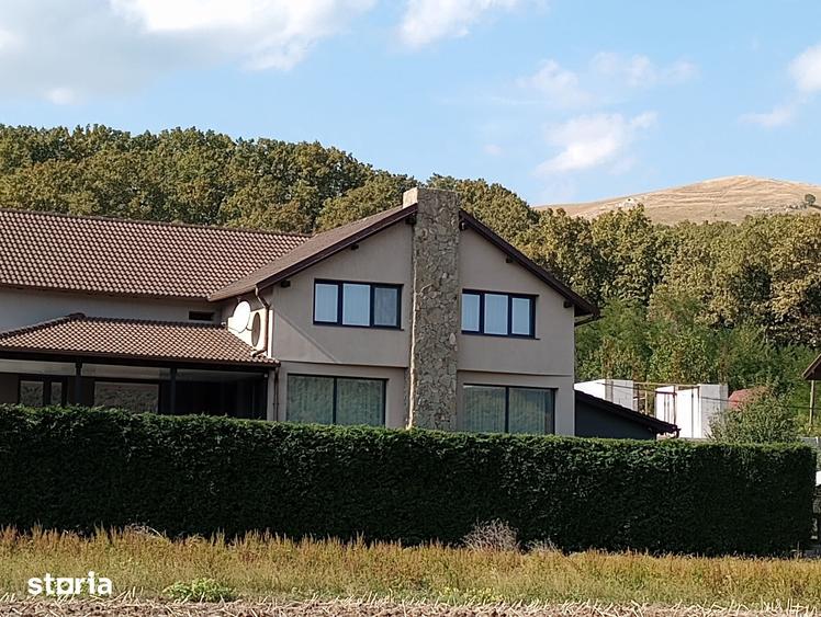 Casă cu 6 camere cu Teren 900 Mp în Cetate