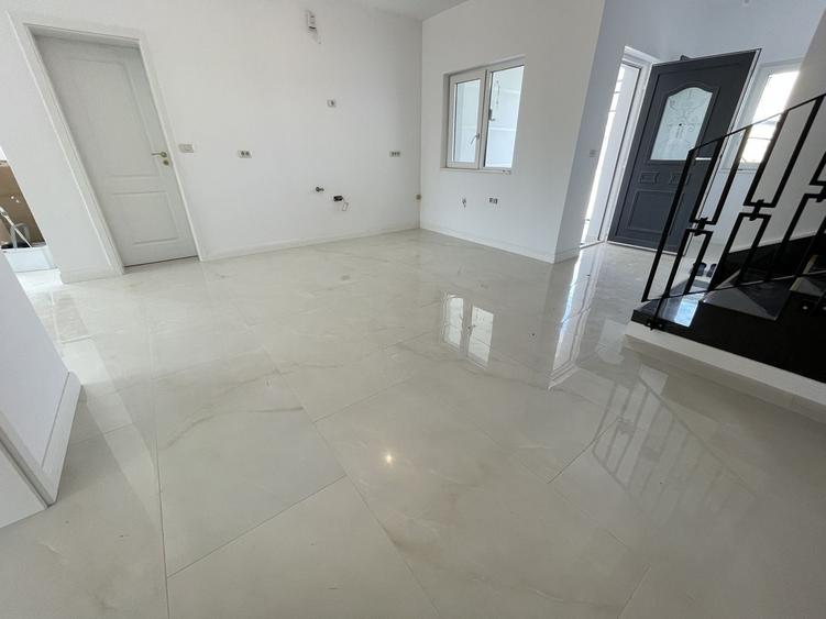 Duplex cu 5 camere cu Canalizare în Dumbrăvița