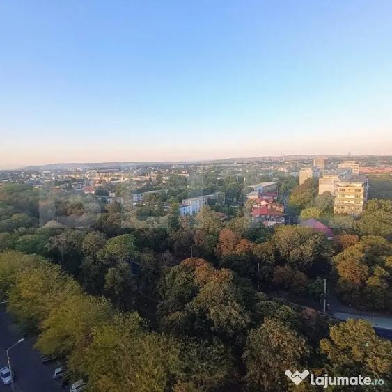 Apartament cu 4 camere decomandat în Central