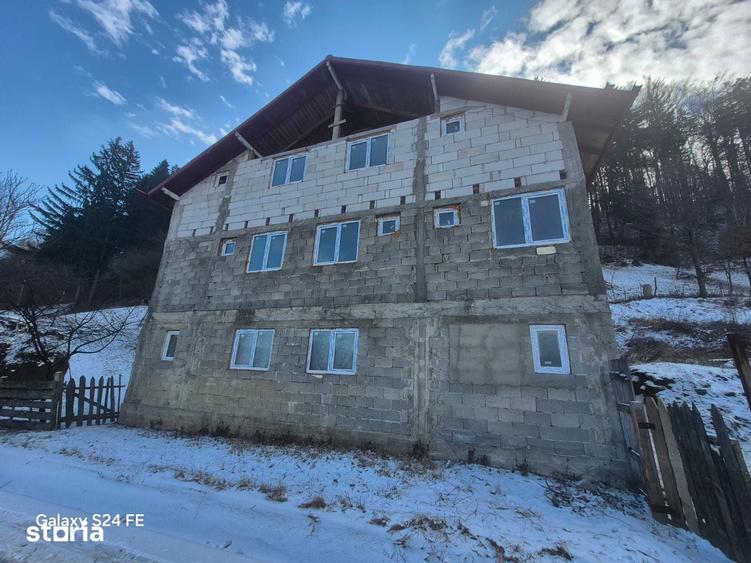 Casă cu 8 camere cu Teren 800 Mp în Central