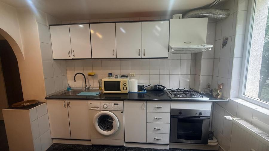 Apartament cu 3 camere semidecomandat în Ozana