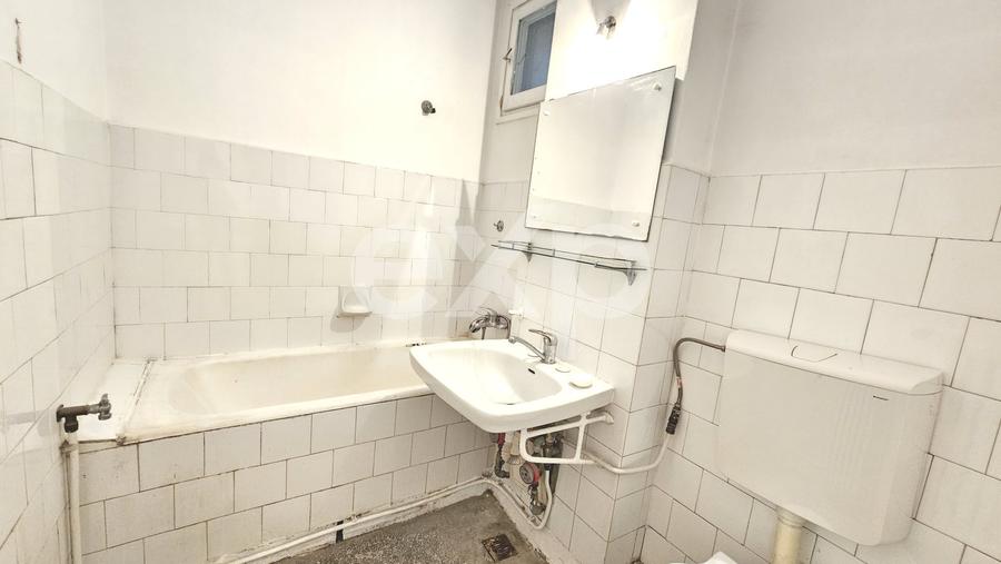 Apartament cu 3 camere semidecomandat în Titan