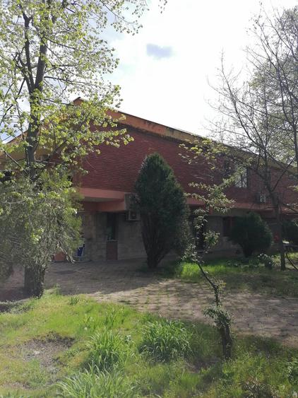 Casă individuală cu 12 camere cu Teren 1000 Mp în Central