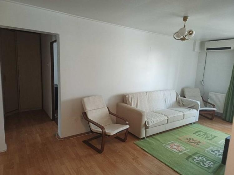 Apartament cu 3 camere semidecomandat, mobilat în Lacul Tei