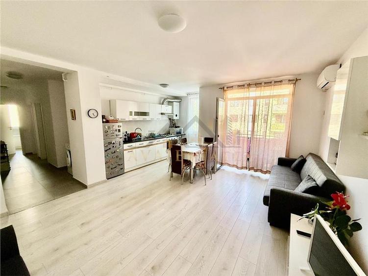 Apartament cu 3 camere semidecomandat, mobilat în Dumbrăvița