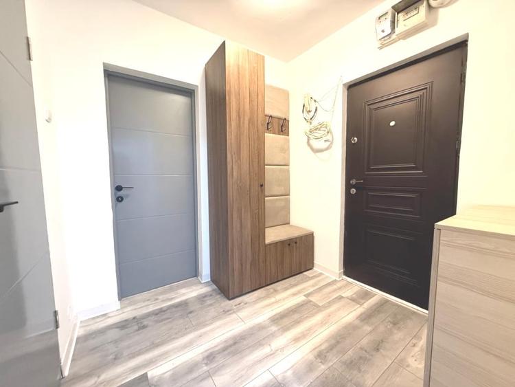 Apartament cu 3 camere decomandat, mobilat în Costin Georgian