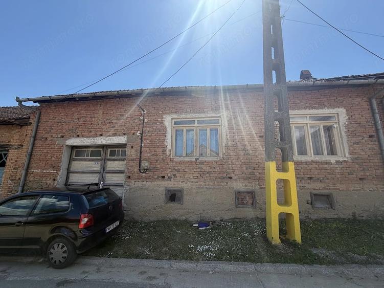 Casă cu Teren 1292 Mp în Lăpușnicel