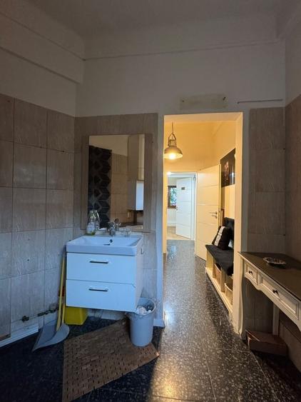 Apartament cu 3 camere semidecomandat în Victoriei
