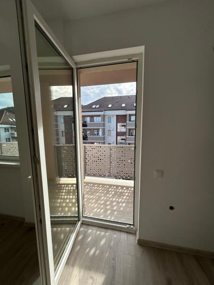 Apartament cu 3 camere semidecomandat în Florești