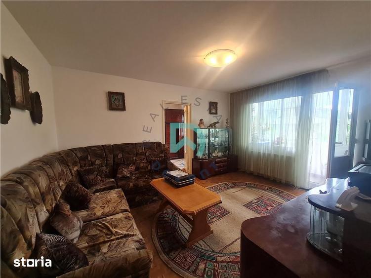Apartament cu 3 camere semidecomandat în Astra