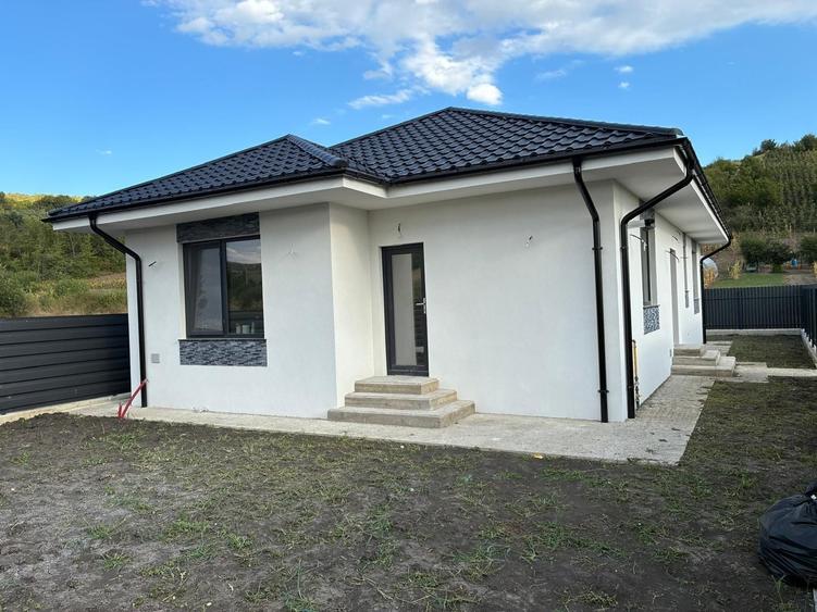 Casă cu 4 camere în Exterior Vest