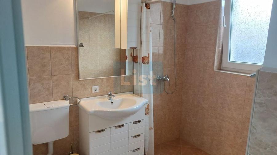 Casă cu 9 camere cu Canalizare în Central