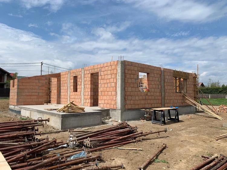 Casă cu 7 camere cu Teren 420 Mp în Central