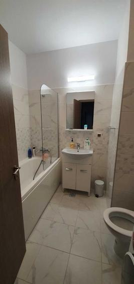 Apartament cu 3 camere decomandat în Roșu