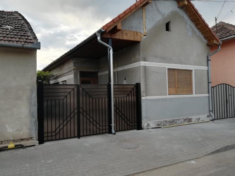 Casă cu 4 camere cu Canalizare în Central