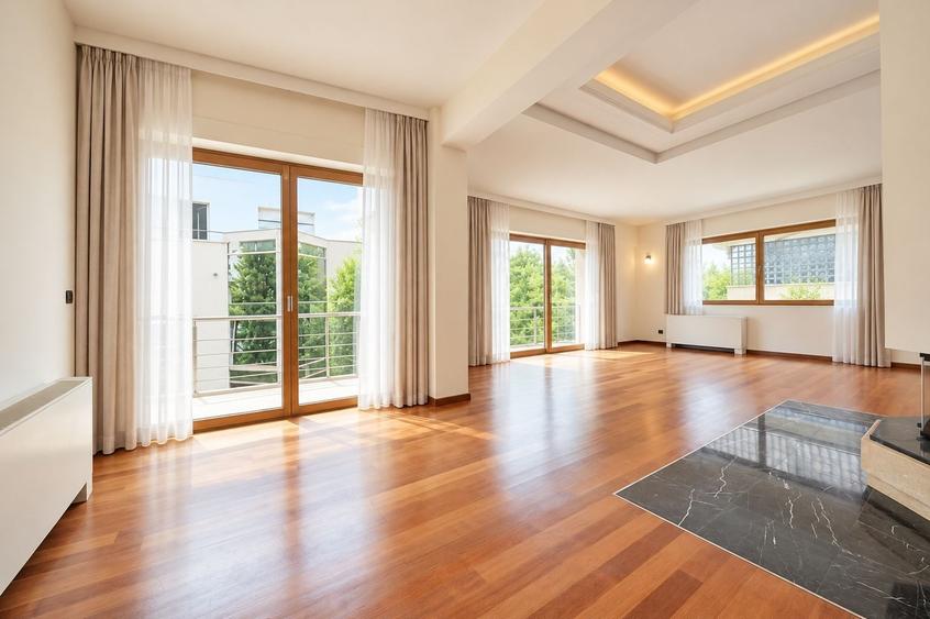 Apartament cu 5 camere decomandat în Primăverii