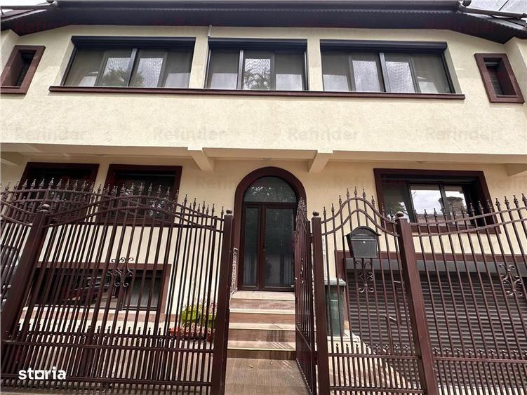 Casă cu 10 camere cu Teren 246 Mp în Moșilor