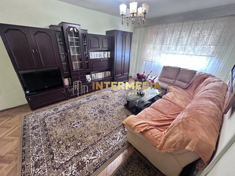 Apartament cu 3 camere decomandat, mobilat în Cetate