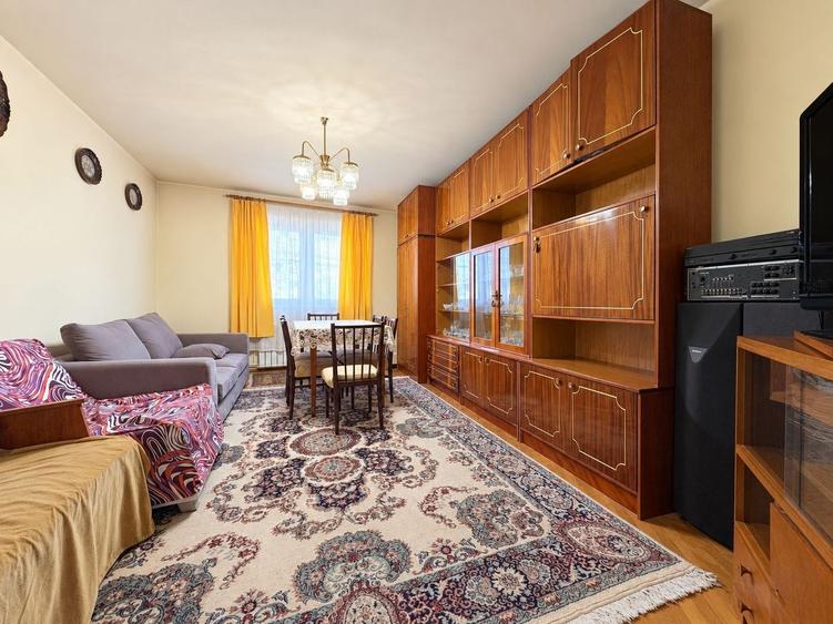 Casă individuală cu 8 camere cu Canalizare în Bucovina
