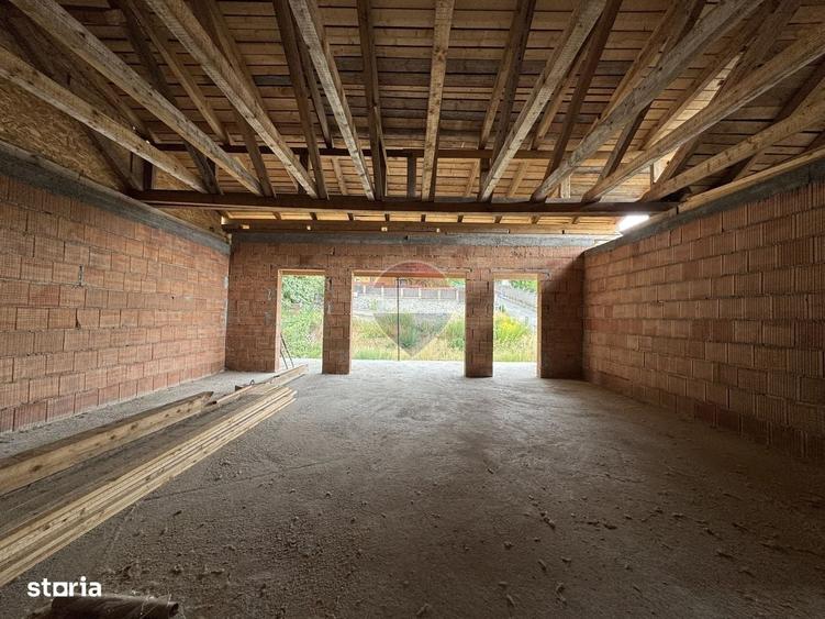 Casă cu 4 camere în Vitrometan