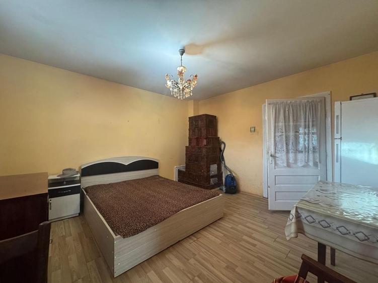 Casă cu 4 camere decomandat în Central