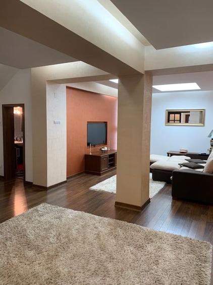 Casă individuală cu 11 camere cu Canalizare în Central