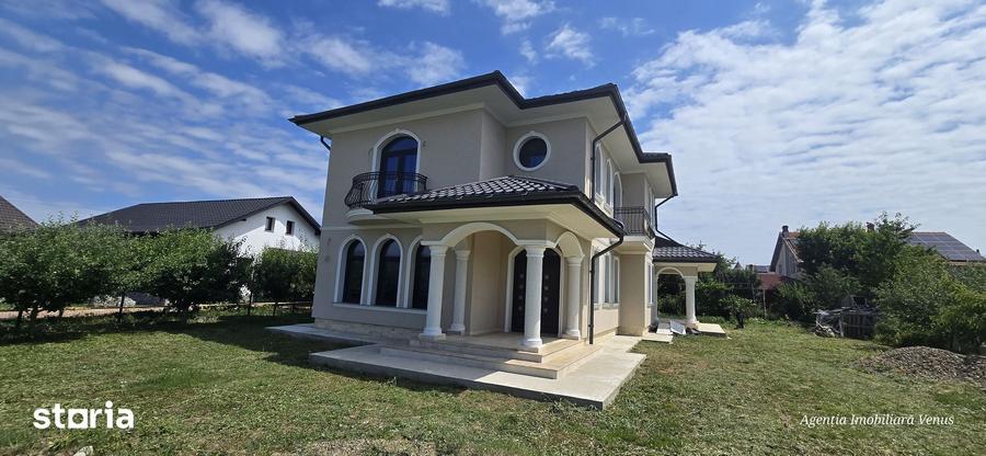 Casă cu 6 camere cu Teren 1042 Mp în Central