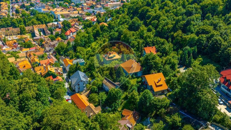 Casă individuală cu 24 camere cu Teren 3140 Mp în Schei