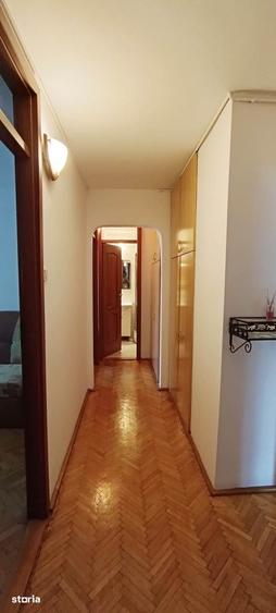Apartament cu 4 camere decomandat în Tractorul