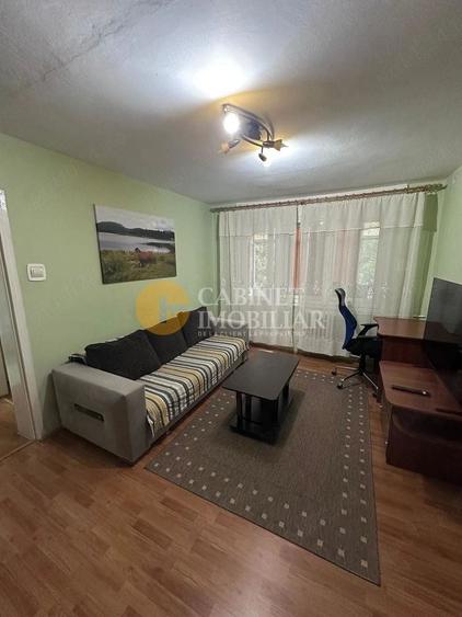 Apartament cu 3 camere semidecomandat, mobilat în Podu Roș