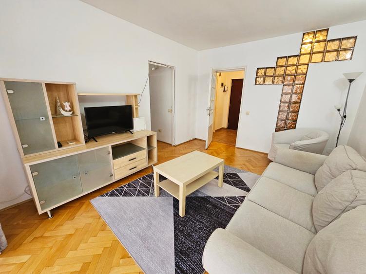 Apartament cu 3 camere semidecomandat în Națiunile Unite