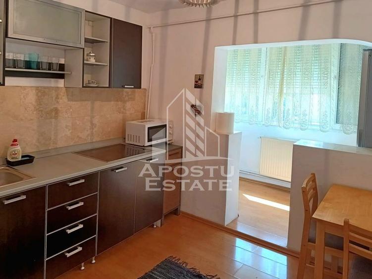 Apartament cu 3 camere semidecomandat, mobilat în Micălaca