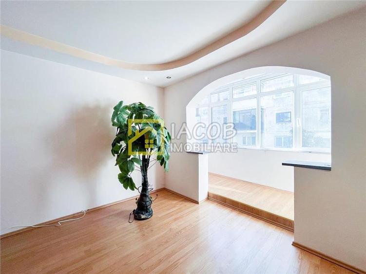 Apartament cu 3 camere decomandat în Central