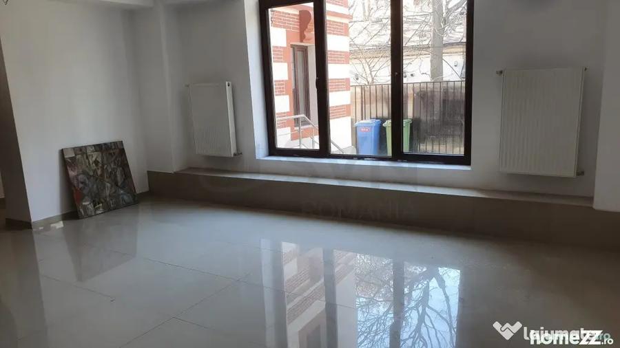 Casă cu 18 camere cu Teren 500 Mp în Victoriei