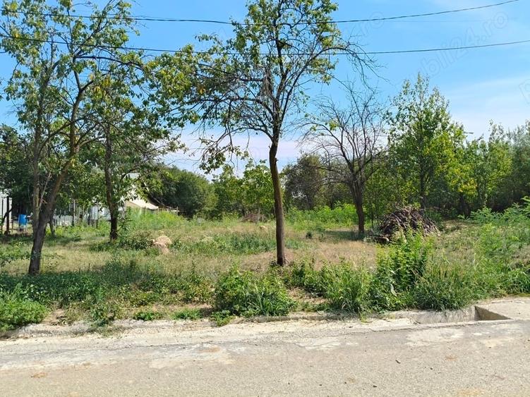 Teren de 2440 mp, în Podenii Vechi